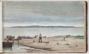Utsikt mot et strandlandskap med stormskyer på himmelen. To menn jobber ved en båt og en brann i forgrunnen
