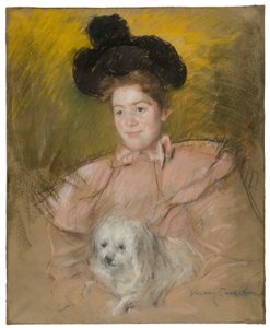 Kvinne i bringebærkostyme som holder en hund, ca. 1901. av Mary Cassatt