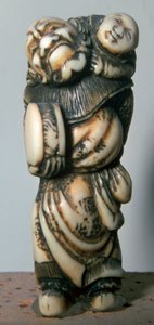 Japansk Netsuke av en kinesisk danser og barn, 1700-tallet. av Masahira
