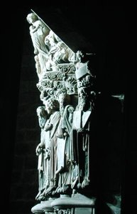 Detalj av Portico de la Gloria med de gamle testamentets profeter (stein)