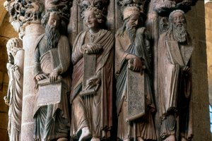 Detalj av herlighetsportikoen (portco de la gloria): Gruppe av profeter (høyre til venstre Moses, Jesaja, Daniel og Jeremia). Laget av Master Mateo (1188) Interiør av katedralen i Santiago de Compostela (Santiago de Compostela) (Santiago de Compostela) i