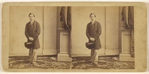 [Uidentifisert ung mann stående med flosshatt og spaserstokk] av Mathew B. Brady