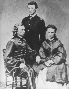 General George A. Custer (1839-76) med sin kone, Elizabeth, og broren, Tom (s/hv-bilde)
