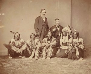 General J. E. Smith og indianere, 1870-tallet. av Mathew Brady