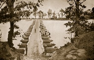 Pontoon Bridge ved Deep Bottom på James, 1861-65 av Mathew B. Brady