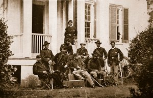 De 164. New York-frivillige ved general McMahons hovedkvarter, 1861-65 (sepia-bilde) av Mathew B. Brady