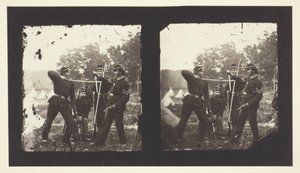 Uten tittel [Amerikanske soldater poserer med våpen], 1850-1900. av Mathew Brady