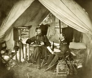 General Jefferson C. Davis & offiser Sittende i et telt, pub.1861 (bilde) av Mathew and studio Brady