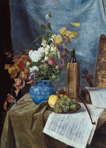 Opplegg med vinflaske, blomster og frukt