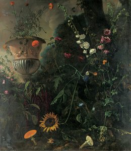 Stokroser, roser, en blåblondeblomst, solsikke og paddehatter, med ringblomster i en urne ved et tre