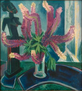 Lupinenstilleben mit afrikanischer Figur