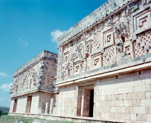 Før colombiansk sivilisasjon: utsikt over stedet for Uxmals gamle Maya-hovedstad, Puuc-stil. Nord-Yucatan 600-900 e.Kr.: spåmannens pyramide. Mexico
