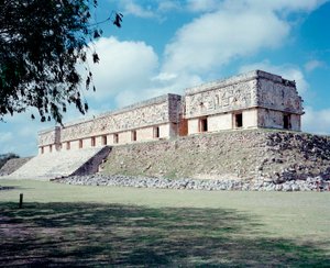 Før colombiansk sivilisasjon: utsikt over stedet for Uxmals gamle Maya-hovedstad, Puuc-stil. Nord-Yucatan 600-900 e.Kr.: spåmannens pyramide. Mexico av Mayan