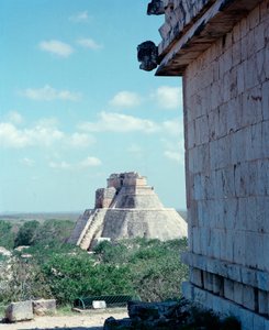 Før-colombiansk sivilisasjon: utsikt over det øvre tempelet på stedet til Uxmals gamle Maya-hovedstad, Puuc-stil. Nord-Yucatan 600-900 e.Kr. Mexico av Mayan