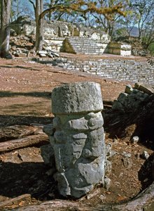 Utsikt over den østlige domstolen og tempel 22, klassisk periode 7.-8. århundre av Mayan