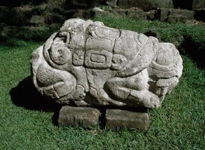 Zoomorfisk alter skåret i en blokk med gre av Mayan