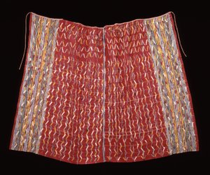 Cofradia-kappe, muligens for en helgenskikkelse, ca. 1920-1940 (bomull; glattvev med varpstriper med varpstriper og varp-ikat og supplerende veftmønster) av Mayan Mayan