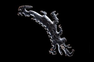 Eksentrisk flint som viser en krokodillekano med passasjerer, c.A.D. 600?-900 (flint) av Mayan Mayan