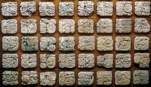 Maya-kalender (320-1697) sammensatt av forskjellige glyfer (graverte steiner)