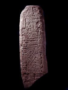 Precolombiansk kunst, Maya-sivilisasjonen, innledende klassisk periode: steinstele 5 fra El Zapote, Peten, Guatemala. Sol. h. 127 cm Guatemala, Museo Nazionale di Archeologia e Etnologia - førkolumbiansk kunst, Maya-sivilisasjonen, klassisk periode (ca. 25 av Mayan Mayan