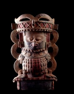 Precolombiansk kunst, Maya-sivilisasjon, klassisk periode: røkelsesvase i antropomorf leire dekorerer representasjonen av en karakter som bærer en maske av quetzal-fuglen. Fra Purulha, Guatemala Sun. h. 47 x bredde 30 cm Guatemala, Museo Nazionale di Arch