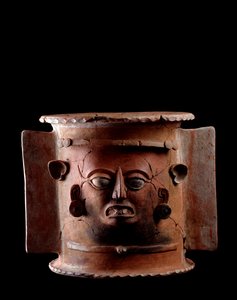 Precolumbiansk kunst, Maya-sivilisasjon, sen klassisk periode: sylindrisk gravurne av leire dekorert med et menneskelig ansikt. Fra Quiche, Guatemala. Sol. h. 33,5 x diam. 33 cm Guatemala, Nasjonalmuseet for arkeologi og etnologi – førkolumbiansk kunst, Ma av Mayan Mayan