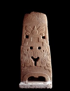 Precolombiansk kunst, Maya-sivilisasjon, før-klassisk periode: steinstele dekorert av den stilistiske masken til en guddom. 600-1100 e.Kr. fra Saca Tepequez, Guatemala. Dim. høy. 103 cm Guatemala City, Museo Nazionale di Archeologia e Etnologia av Mayan Mayan