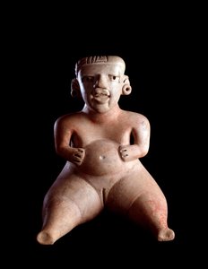 Precolombiansk kunst, Maya-sivilisasjon, førklassisk periode: leirestatuett som viser en sittende kvinne, magen sveller og bena fra hverandre (parturiente?). fra Kaminaljuyu, Guatemala. Dim. 19 x 25 cm Guatemala, Museo Nazionale di Archeologia e Etnologia  av Mayan Mayan