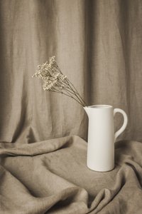 Minimalistisk blomsterstilleben av Mayra Pama