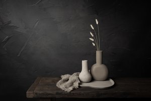 Minimalistiske vaser og gress av Mayra Pama