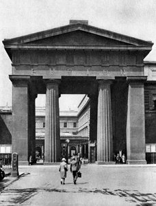 Den doriske buen som fører til Euston Station, London, 1926-1927.