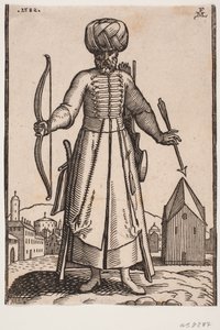 Forfra, turbanet soldat med utstrakte armer, stående på et åpent torg i en by; i r. hånd holder han en bue, i v. en pil; bak l. skulder et kogger, ved h. side en sabel av Melchior Lorck