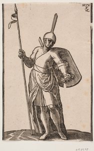 Stående soldat, sett forfra; hodeplagg med høy, tynn topp; i r. hånd et spyd, på l. arm et skjold, sett fra innsiden