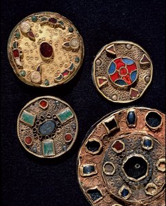 Arkeologi i middelalderen (middelalderen). Barbarkunst fra Gallia: fibuler (fra latin fibula som betyr feste) i gullsølvverk i filigran, polykrom stil. Frankrike, merovingertid, 600-700-tallet. Strasbourg, Musee d