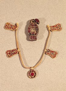 Ørneformet brosje og et halskjede, 4.-6. århundre (gull og cloisonne-emalje) av Merovingian