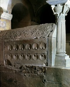 Merovingerkunst: kenotaf av abbedisse Theodechilde (eller Telchide) (død 662 e.Kr.). Begravelsesmonument i stein. Klosteret i Jouarre (Seine og Marne) av Merovingian