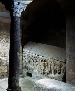 Merovingerkunst: Agilberts grav (7. århundre), eveque av Paris. Begravelsesmonument i stein. Klosteret i Jouarre (Seine og Marne).