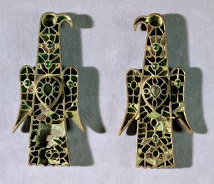 Et par ørnformede brosjer (metall og emalje) av Merovingian