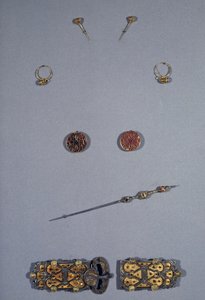 Art Merovingian (Gaul): Sett av dronningen av franc Arnegonde eller Aregonde (v.515-600), ca. 570. Hustru til Clotaire I (511-561). Fra topp til bunn: par pins i filigran sølv og gull, par øredobber i cloisonne sølv, filigran kobber, granat,