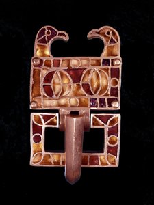 Juvel dekorert med fuglehoder (Frankrike) fra 600-tallet. Musée de Saint-Germain en Laye