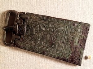 Merovingerkunst: Beltespenne i bronse fra det burgundiske riket (barbariske mennesker) som representerer Daniel i løvegropen. 550-626. Fra Franche-Comte. Nasjonalmuseet for arkeologi, Saint Germain en Laye