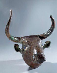 Mesopotamia: Oksehode av kobber (møbel eller harpe). Sumerisk periode. 2500 f.Kr. fra Tello. Søn 0,19 m Paris, Musée du Louvre av Mesopotamian