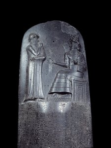 Mesopotamia: stele i dioritt av lovkodeksen til Hammurabi (eller Hammourabi). Den er dekket med kileskriftinskripsjoner og på toppen står kong Hammurabi foran solguden i Mesopotamia, Shamash, rettferdighetens guddommelige. Det er et av de eldste stykkene o av Mesopotamian