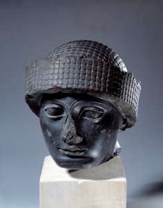 Mesopotamia: hode i dioritt uten inskripsjon av Gudea, guvernør i byen Lagash. Omtrent 2120 f.Kr. Nysumerisk periode (ca. 2150-2000 f.Kr.). Paris, Louvre-museet av Mesopotamian Mesopotamian