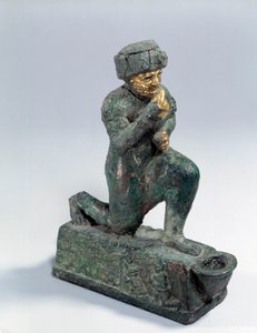 Mesopotamia: Statuett i sølv, bronse og gull av knelende tilbeder, ex-voto dedikert til guden Amurru for livet til Hammurabi. 1800 f.Kr. Fra Larsa-siden. Paris, Louvre-museet av Mesopotamian Mesopotamian