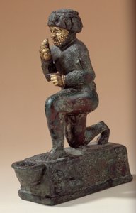 Mesopotamia: Statuett i sølv, bronse og gull av knelende tilbeder, ex-voto dedikert til guden Amurru for livet til Hammurabi. 1800 f.Kr. Fra Larsa-siden. Paris, Louvre-museet av Mesopotamian Mesopotamian