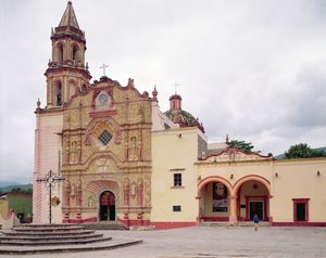 Fasade til Franciscan Mission Church of Saint James i Jalpan, 1751-58 av Mexican School
