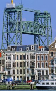 Havnen i Rotterdam i Nederland er den første europeiske havnen og ligger ved munningen av Maas og Rhinen. av Michel Denance