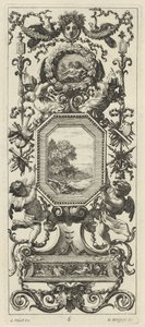 Ornamental panel overbygd av det kronede hodet til en kvinne og to påfugler