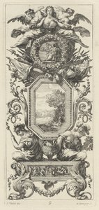 Ornamental panel overbygd med to figurer som lener seg på bysten til en kvinne